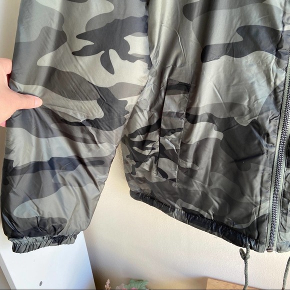 Men’s UGG Green Camo Fleece Waterproof Jacket - Picture 3 of 9